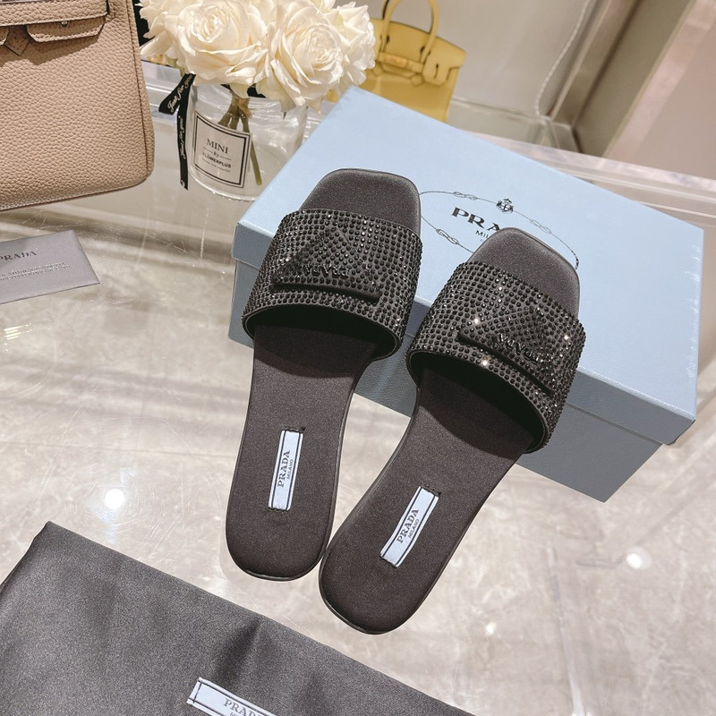 pra*a Di*m*nd slides black
