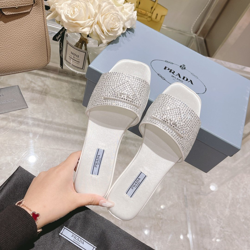 pra*a Di*m*nd slides white