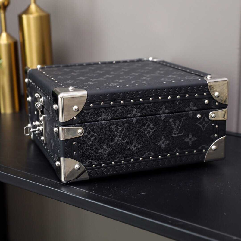 l**is V*t*n coffret tresor jewellery box monogram