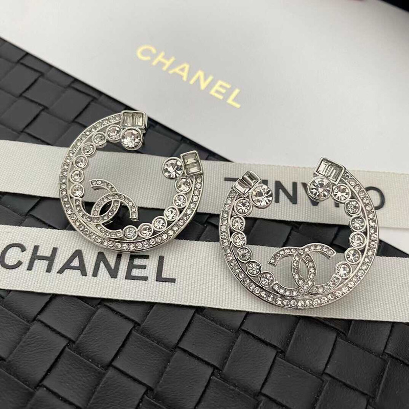 Ch*el circle logo eearring