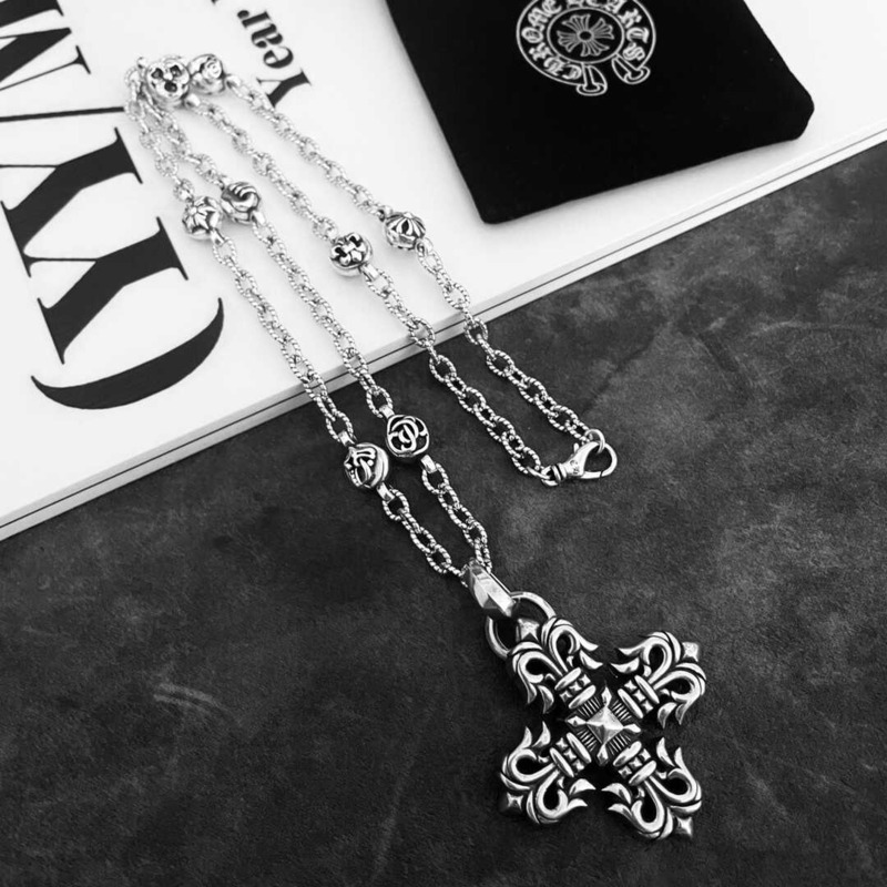 Ch*0me heart short cross necklace