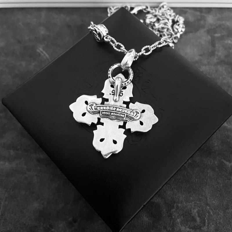 Ch*0me heart short cross necklace