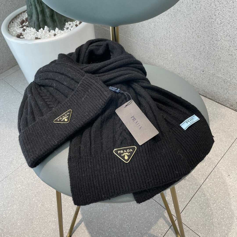 Pra*a knitted cap and scarf black