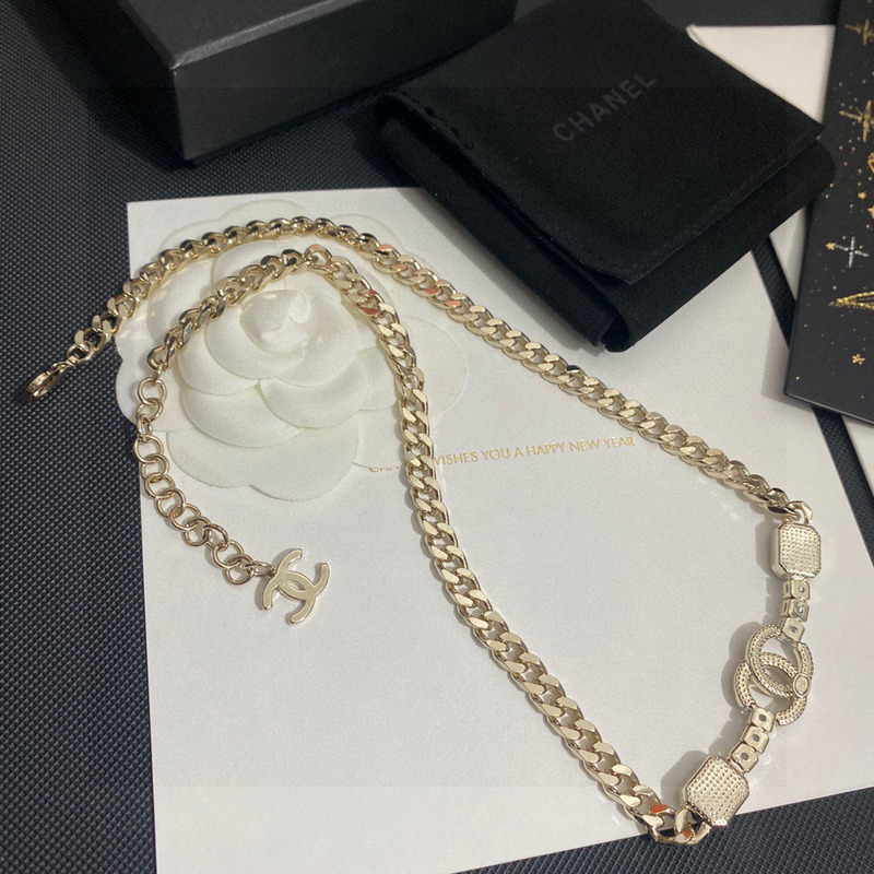 ch*el logo Di*m*nd necklace