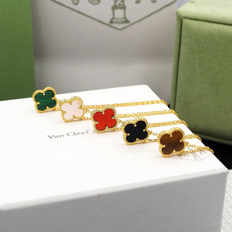 Van Cleef & ArPels Yellow Gold Black Onyx Vintage Alhambra Pendant Necklace