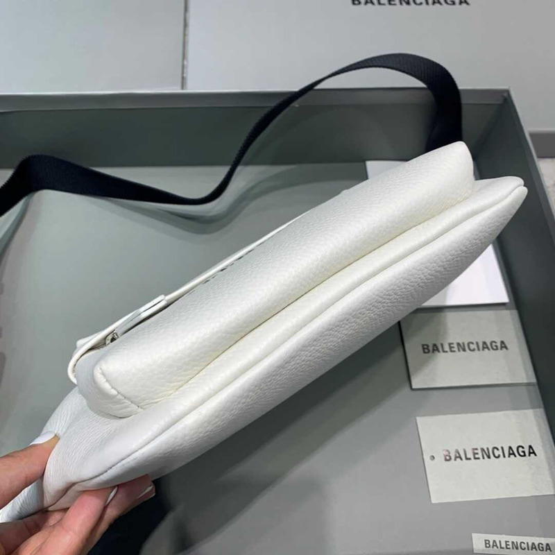 Ba*len*cia*ga everyday beltpack in white
