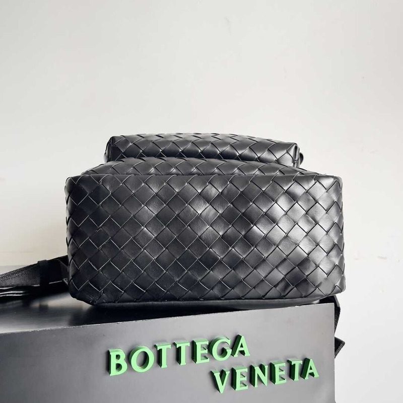 Bo*te*ga ve*ne*ta medium intrecciato backpack arsoise