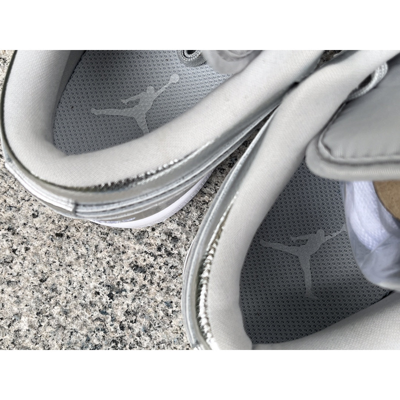 Air Jordan 1 Low SE Shoes Silver