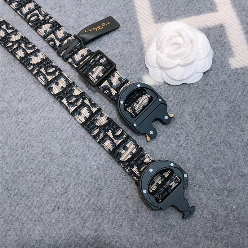 D*or oblique belt with black buckle