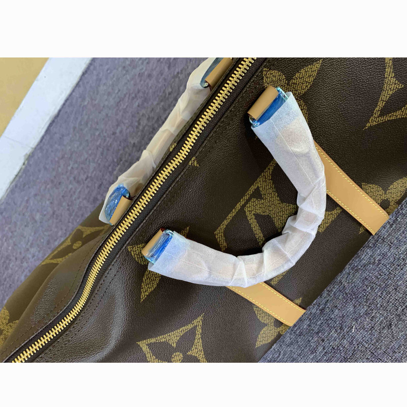 l**is V*t*n luggage